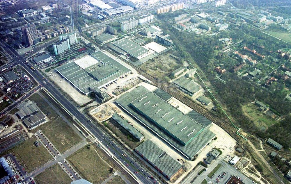 Berlin - Lichtenberg von oben - IKEA-Baustelle am ehemaligen Großhandelslager an der Landsberger Allee / Rhinstraße in Berlin - Lichtenberg. 09.04.2002