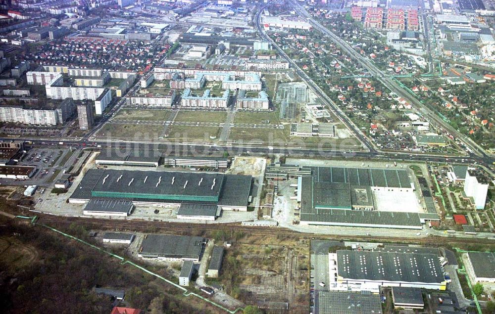 Berlin - Lichtenberg aus der Vogelperspektive: IKEA-Baustelle am ehemaligen Großhandelslager an der Landsberger Allee / Rhinstraße in Berlin - Lichtenberg. 09.04.2002