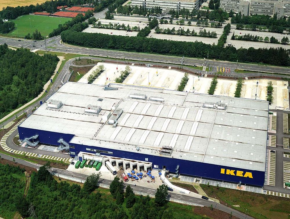 München aus der Vogelperspektive: IKEA Einrichtungshaus am Autobahndreieck München Taufkirchen