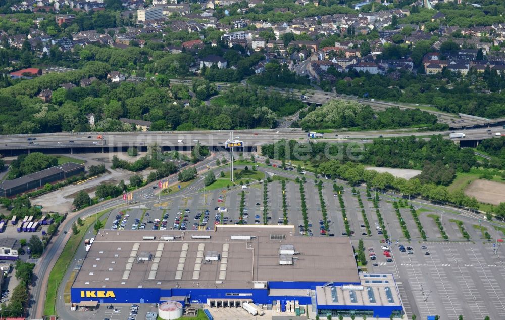 Duisburg von oben - IKEA Einrichtungshaus an der Beeker Straße am Autobahnkreuz Duisburg-Nord in Duisburg im Bundesland Nordrhein-Westfalen