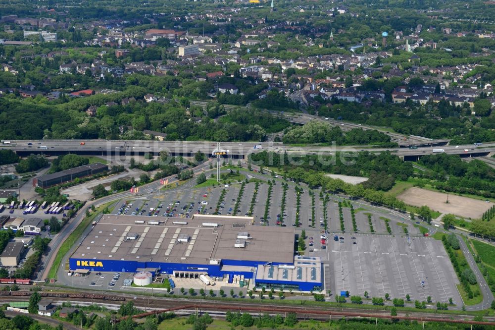 Duisburg aus der Vogelperspektive: IKEA Einrichtungshaus an der Beeker Straße am Autobahnkreuz Duisburg-Nord in Duisburg im Bundesland Nordrhein-Westfalen