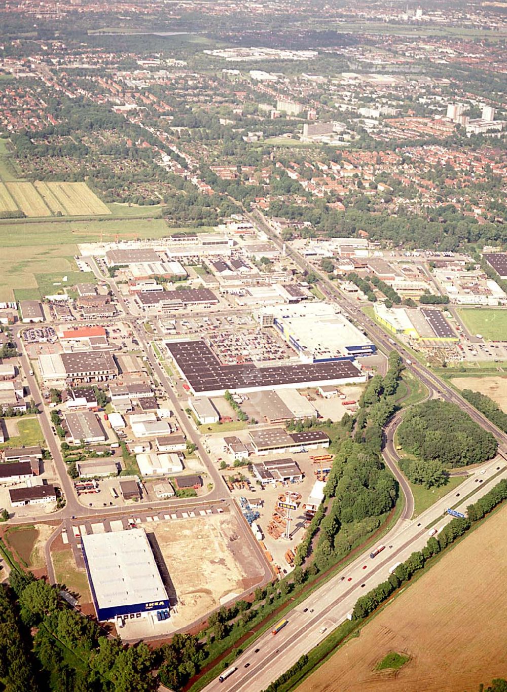 Luftbild Bremen - Brinkum - IKEA-Einrichtungshaus in Bremen-Brinkum im Gewerbegebiet Brinkum-Nord an der Autobahn A1/E22.