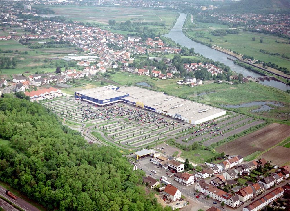 Saarlouis aus der Vogelperspektive: IKEA-Einrichtungshaus und Decathlon- sowie PROMARKT-Mieter in Saarlouis-Liesdorf.