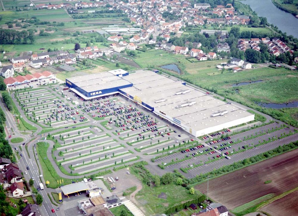 Luftbild Saarlouis - IKEA-Einrichtungshaus und Decathlon- sowie PROMARKT-Mieter in Saarlouis-Liesdorf.