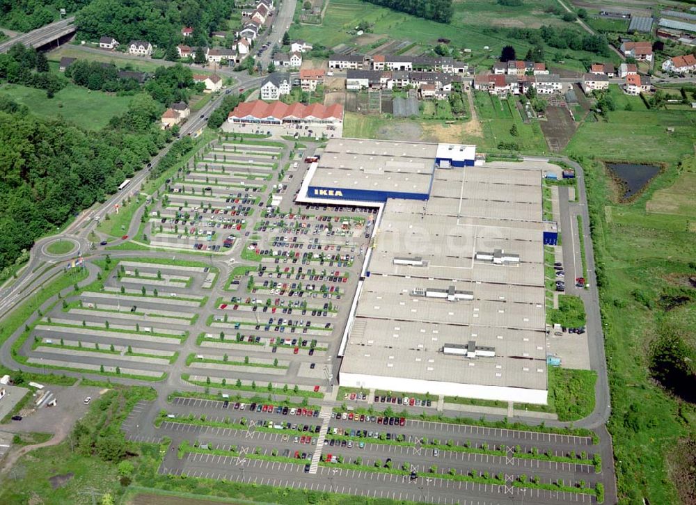 Saarlouis von oben - IKEA-Einrichtungshaus und Decathlon- sowie PROMARKT-Mieter in Saarlouis-Liesdorf.