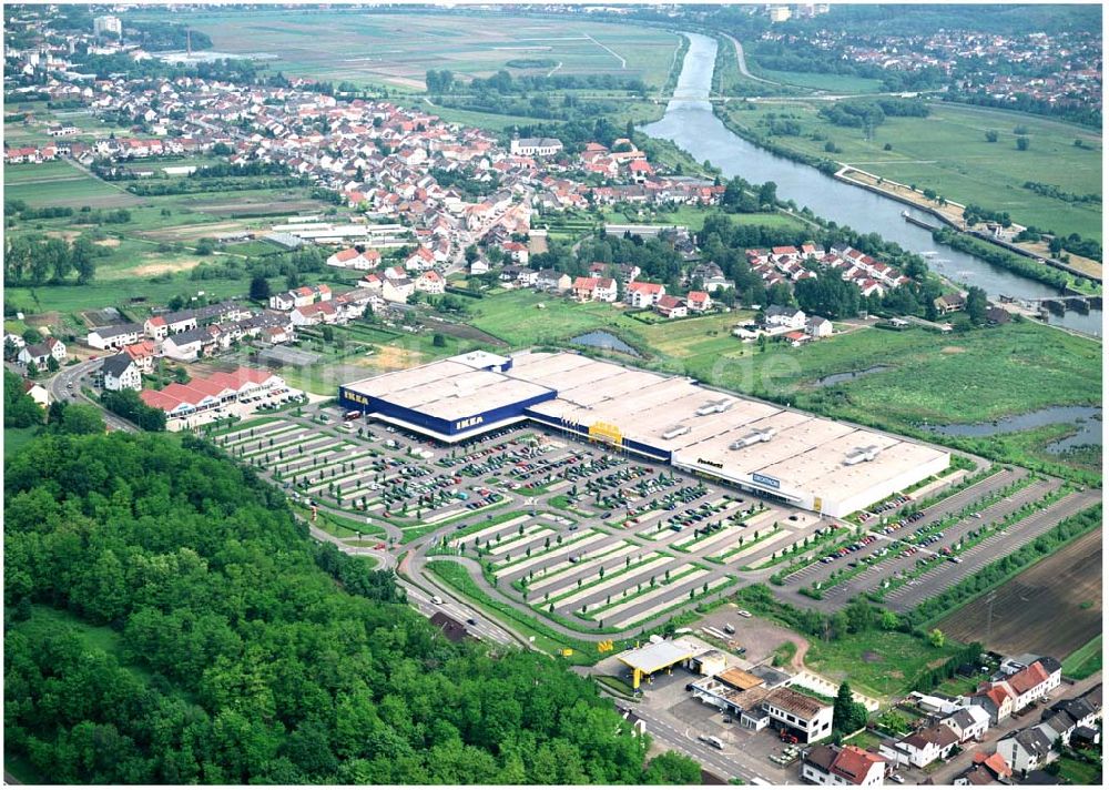 Saarlouis aus der Vogelperspektive: IKEA-Einrichtungshaus und Decathlon- sowie PROMARKT-Mieter in Saarlouis-Liesdorf.