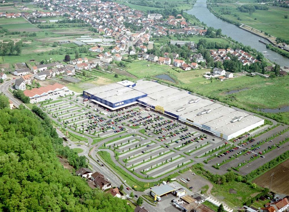 Saarlouis von oben - IKEA-Einrichtungshaus und Decathlon- sowie PROMARKT-Mieter in Saarlouis-Liesdorf.