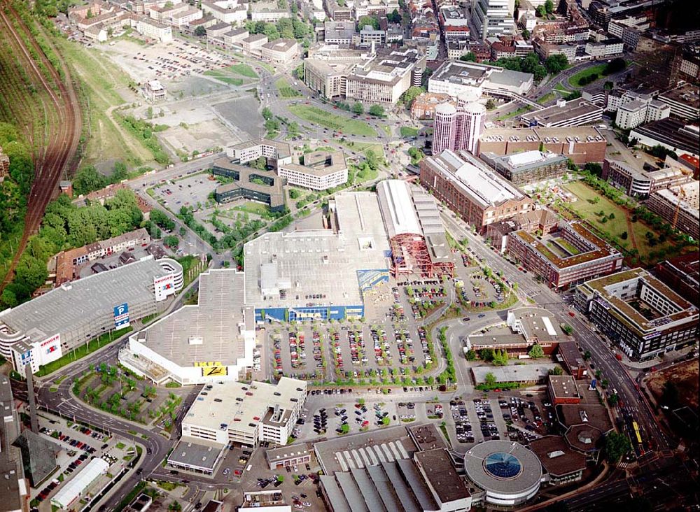 Essen aus der Vogelperspektive: IKEA-Einrichtungshaus in Essen-Altendorf mit BAUMARKT-Niederlassung sowie der alten KRUPP-Halle mit Brücke zur Innenstadt