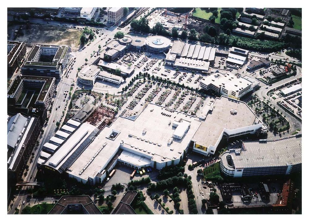 Luftbild Essen - IKEA-Einrichtungshaus in Essen-Altendorf mit BAUMARKT-Niederlassung sowie der alten KRUPP-Halle mit Brücke zur Innenstadt