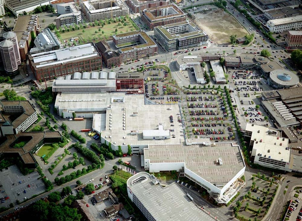 Luftaufnahme Essen - IKEA-Einrichtungshaus in Essen-Altendorf mit BAUMARKT-Niederlassung sowie der alten KRUPP-Halle mit Brücke zur Innenstadt