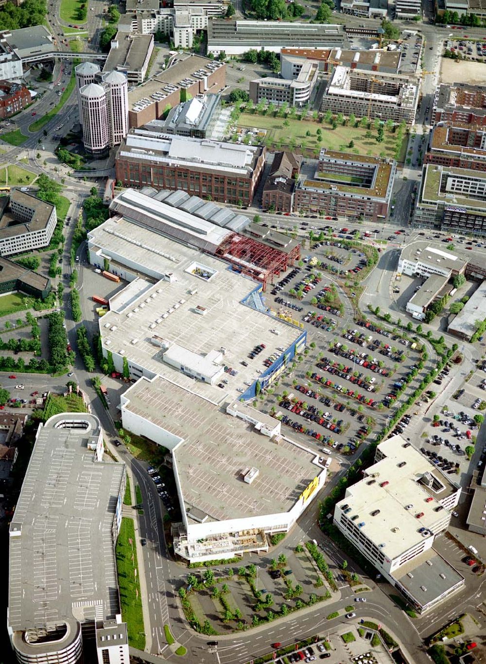 Essen von oben - IKEA-Einrichtungshaus in Essen-Altendorf mit BAUMARKT-Niederlassung sowie der alten KRUPP-Halle mit Brücke zur Innenstadt