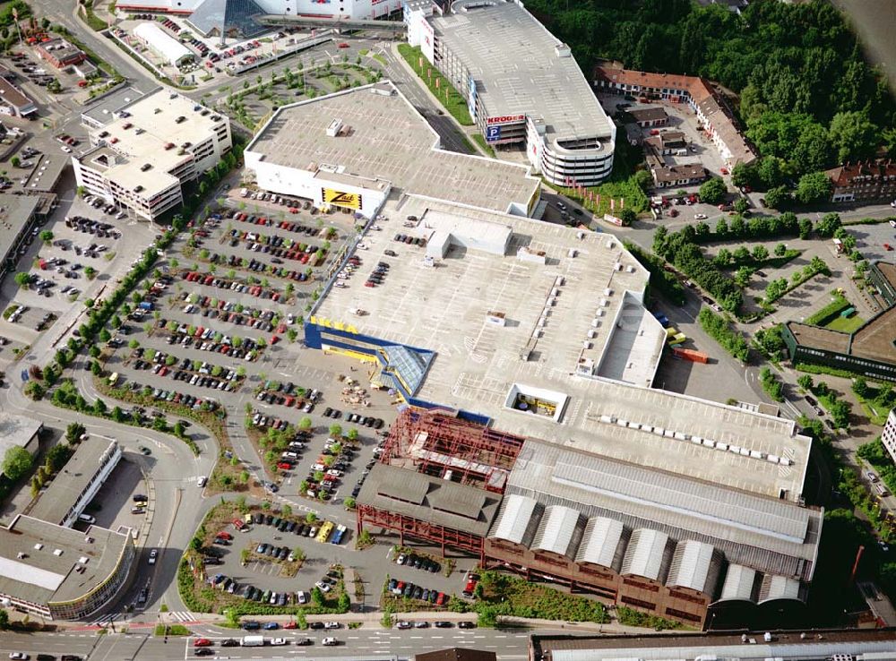 Essen aus der Vogelperspektive: IKEA-Einrichtungshaus in Essen-Altendorf mit BAUMARKT-Niederlassung sowie der alten KRUPP-Halle mit Brücke zur Innenstadt