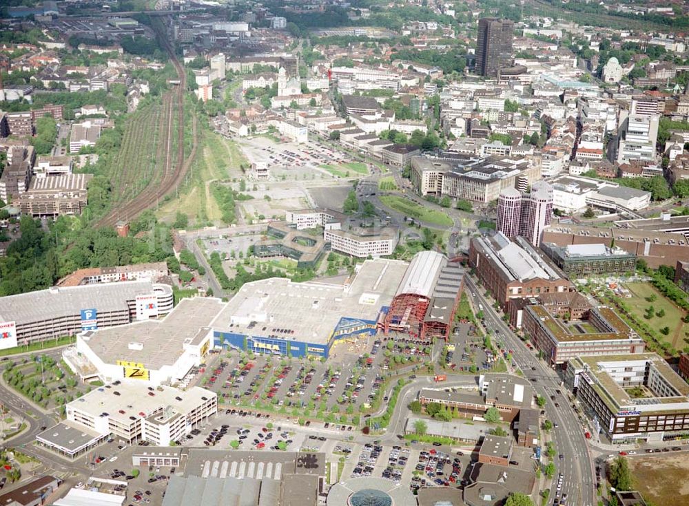 Essen aus der Vogelperspektive: IKEA-Einrichtungshaus in Essen-Altendorf mit BAUMARKT-Niederlassung sowie der alten KRUPP-Halle mit Brücke zur Innenstadt