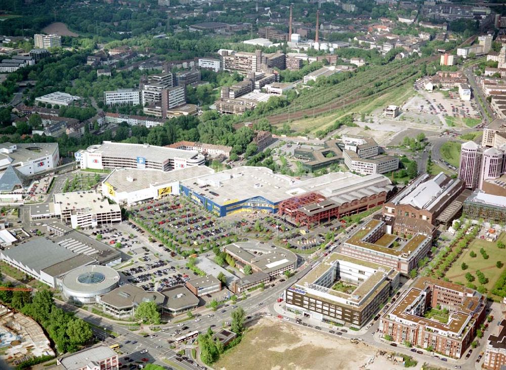 Luftaufnahme Essen - IKEA-Einrichtungshaus in Essen-Altendorf mit BAUMARKT-Niederlassung sowie der alten KRUPP-Halle mit Brücke zur Innenstadt