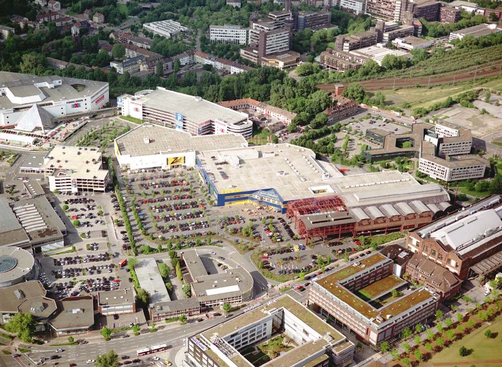 Essen von oben - IKEA-Einrichtungshaus in Essen-Altendorf mit BAUMARKT-Niederlassung sowie der alten KRUPP-Halle mit Brücke zur Innenstadt