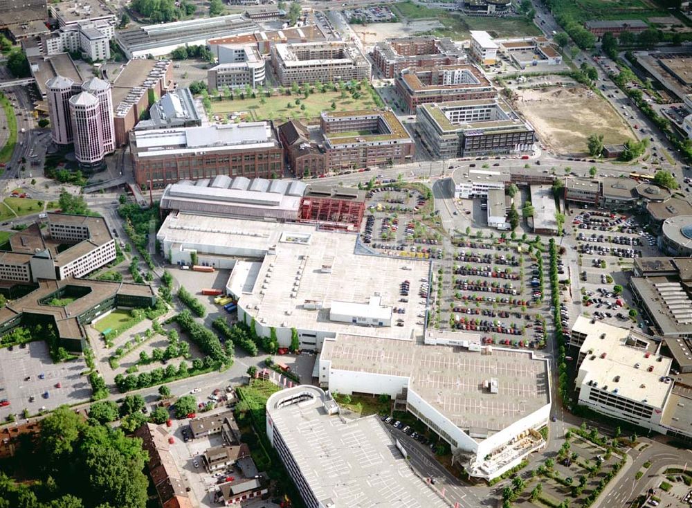 Essen aus der Vogelperspektive: IKEA-Einrichtungshaus in Essen-Altendorf mit BAUMARKT-Niederlassung sowie der alten KRUPP-Halle mit Brücke zur Innenstadt