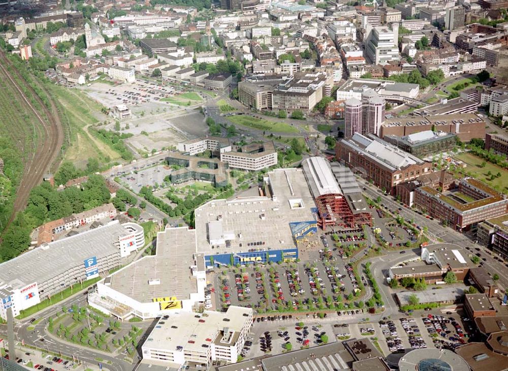 Essen von oben - IKEA-Einrichtungshaus in Essen-Altendorf mit BAUMARKT-Niederlassung sowie der alten KRUPP-Halle mit Brücke zur Innenstadt