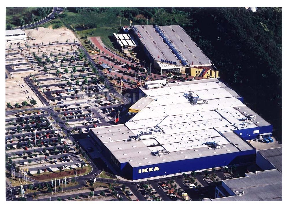 Braunschweig aus der Vogelperspektive: IKEA-Einrichtungshaus im Gewerbegebiet Braunschweig-West an der Autobahn mit BAHR-Baumarkt.