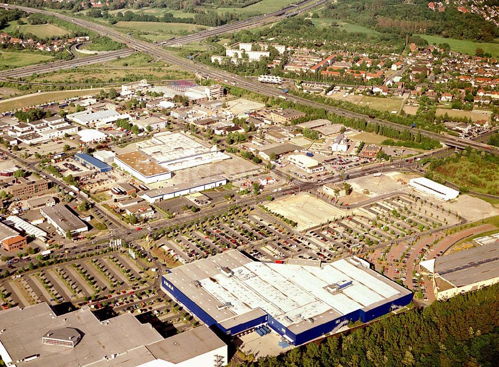 Luftbild Braunschweig - IKEA-Einrichtungshaus im Gewerbegebiet Braunschweig-West an der Autobahn mit BAHR-Baumarkt.