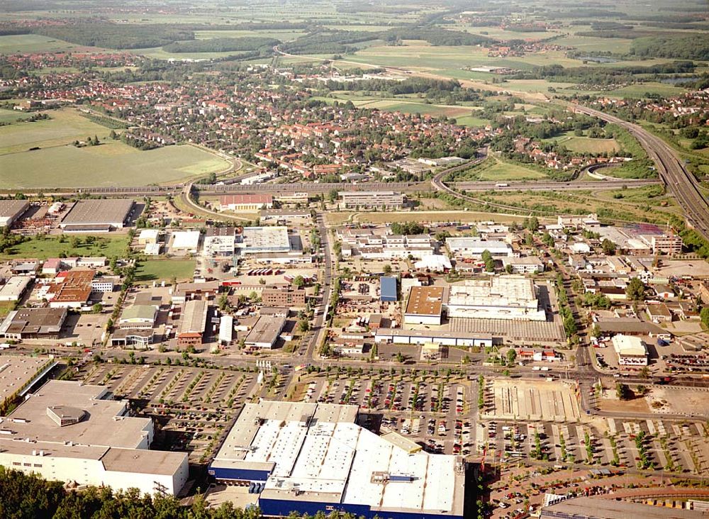 Luftaufnahme Braunschweig - IKEA-Einrichtungshaus im Gewerbegebiet Braunschweig-West an der Autobahn mit BAHR-Baumarkt.