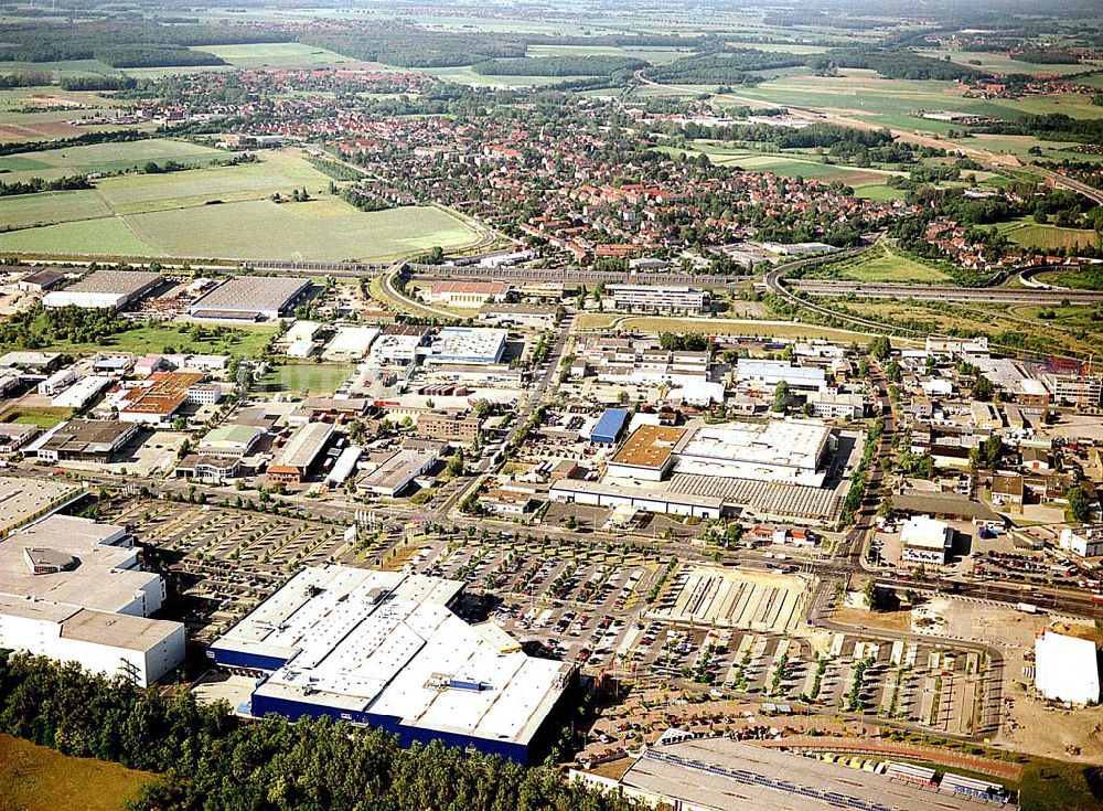 Braunschweig von oben - IKEA-Einrichtungshaus im Gewerbegebiet Braunschweig-West an der Autobahn mit BAHR-Baumarkt.