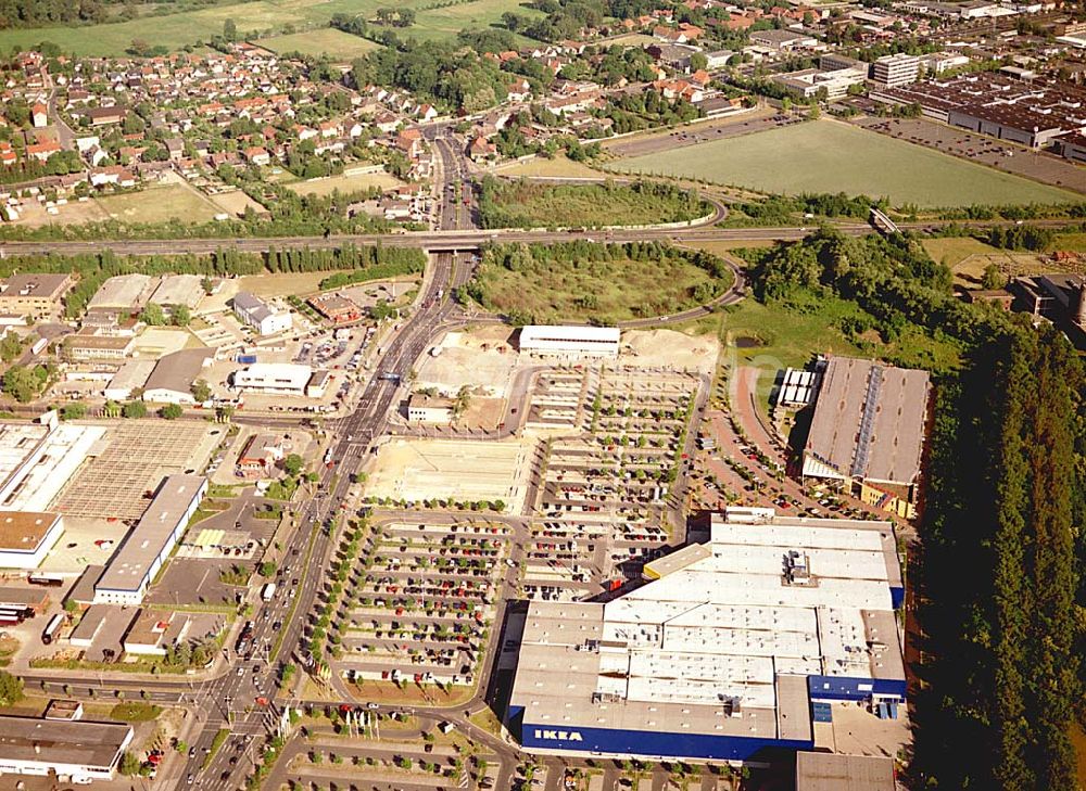 Luftbild Braunschweig - IKEA-Einrichtungshaus im Gewerbegebiet Braunschweig-West an der Autobahn mit BAHR-Baumarkt.