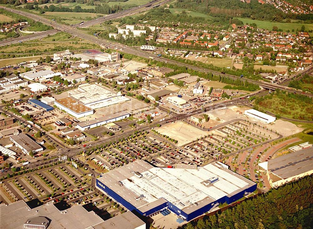 Braunschweig von oben - IKEA-Einrichtungshaus im Gewerbegebiet Braunschweig-West an der Autobahn mit BAHR-Baumarkt.