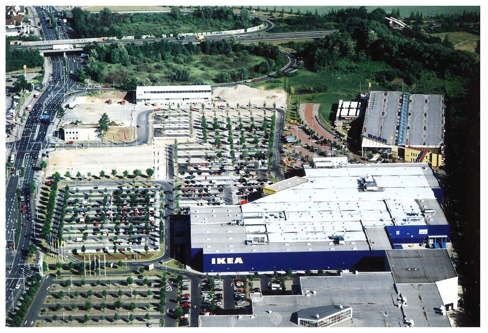 Braunschweig aus der Vogelperspektive: IKEA-Einrichtungshaus im Gewerbegebiet Braunschweig-West an der Autobahn mit BAHR-Baumarkt.