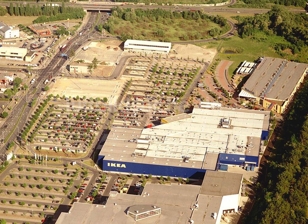 Luftbild Braunschweig - IKEA-Einrichtungshaus im Gewerbegebiet Braunschweig-West an der Autobahn mit BAHR-Baumarkt.