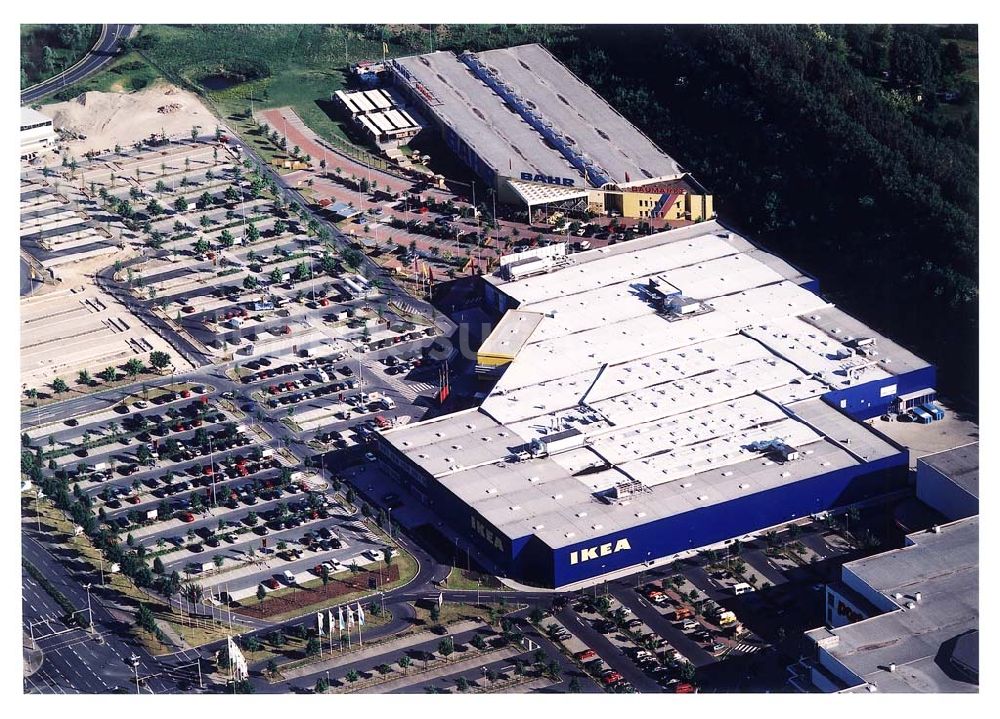 Braunschweig aus der Vogelperspektive: IKEA-Einrichtungshaus im Gewerbegebiet Braunschweig-West an der Autobahn mit BAHR-Baumarkt.