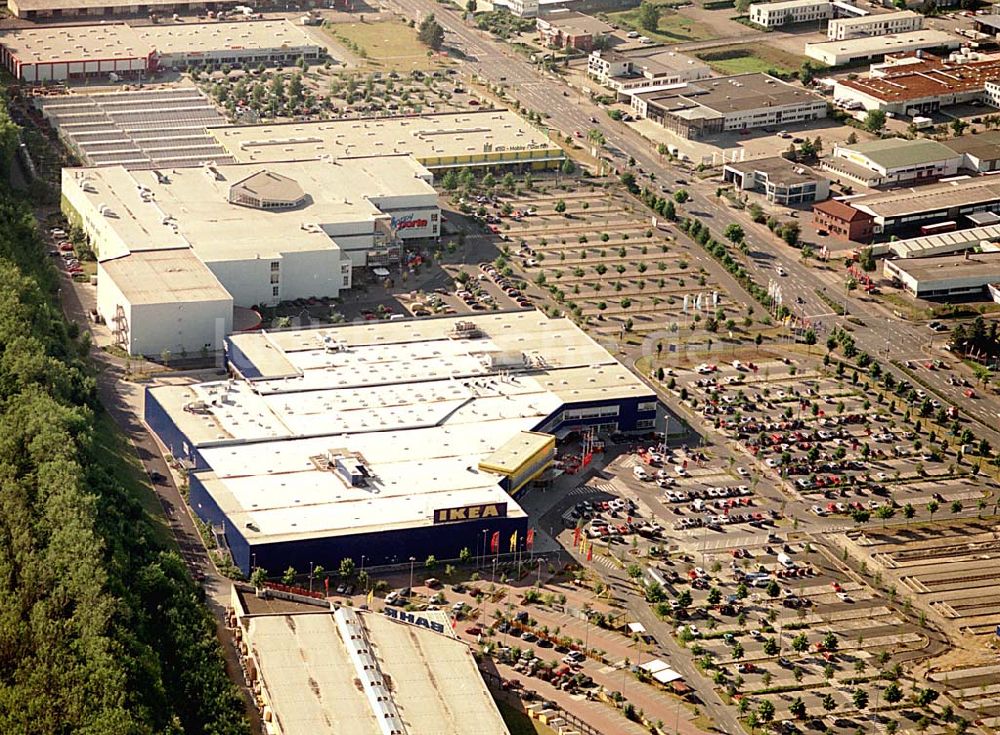 Braunschweig von oben - IKEA-Einrichtungshaus im Gewerbegebiet Braunschweig-West an der Autobahn mit BAHR-Baumarkt.