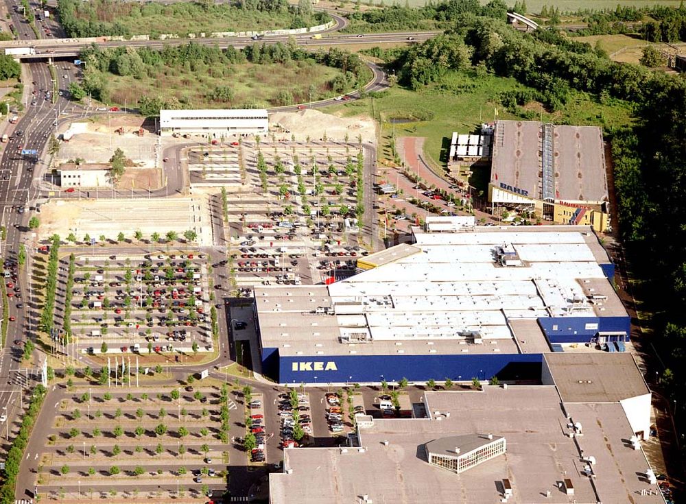 Braunschweig von oben - IKEA-Einrichtungshaus im Gewerbegebiet Braunschweig-West an der Autobahn mit BAHR-Baumarkt.