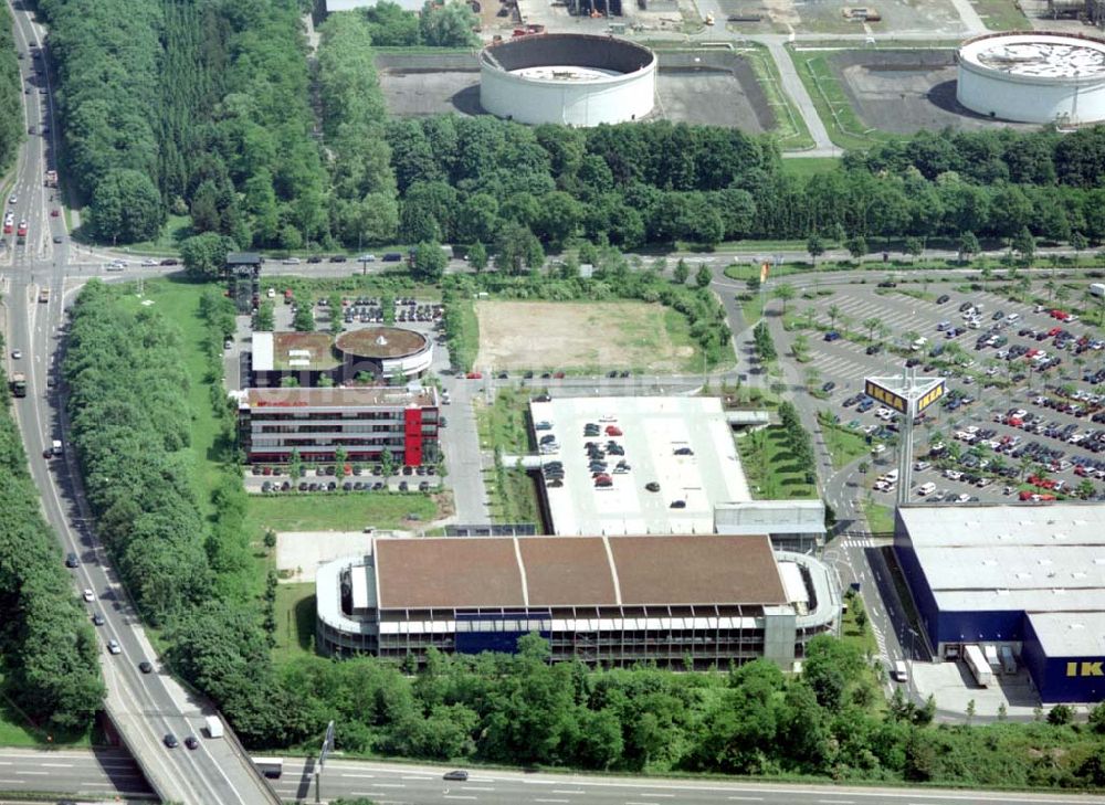 Luftaufnahme Köln - Godorf - IKEA-Einrichtungshaus Köln-Godorf an der Shell-Raffinerie mit dem IKEA-eigenen Gewerbegebiet an der BAB 555.