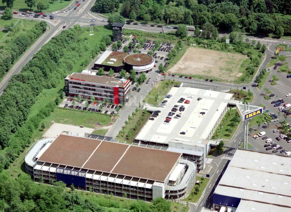 Köln - Godorf aus der Vogelperspektive: IKEA-Einrichtungshaus Köln-Godorf an der Shell-Raffinerie mit dem IKEA-eigenen Gewerbegebiet an der BAB 555.