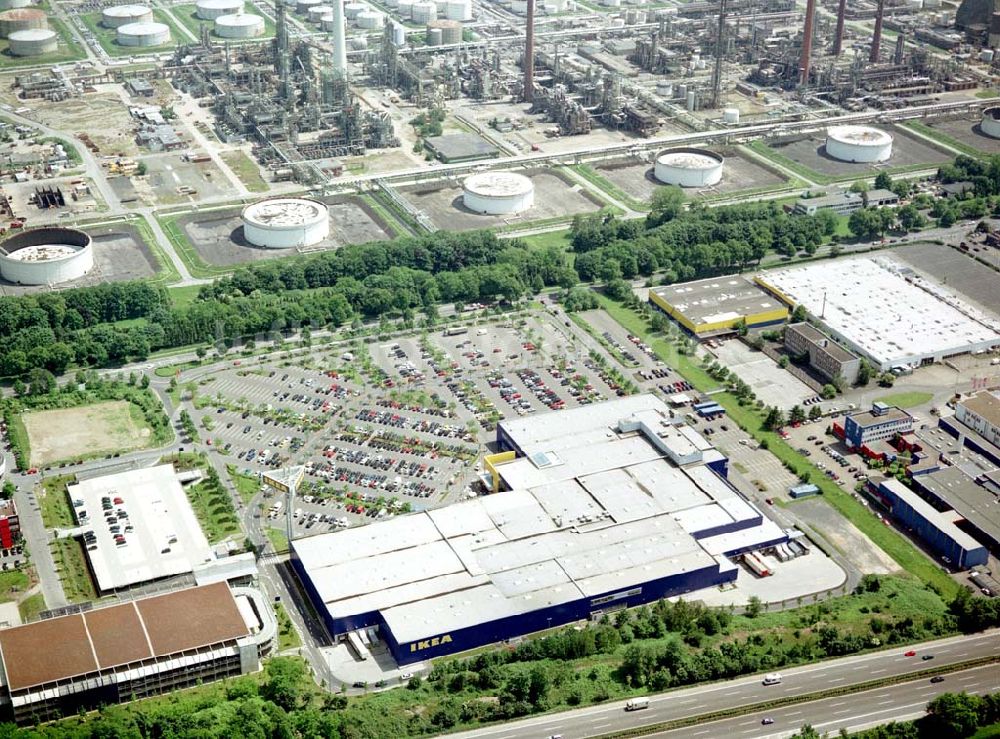 Köln - Godorf aus der Vogelperspektive: IKEA-Einrichtungshaus Köln-Godorf an der Shell-Raffinerie mit dem IKEA-eigenen Gewerbegebiet an der BAB 555.