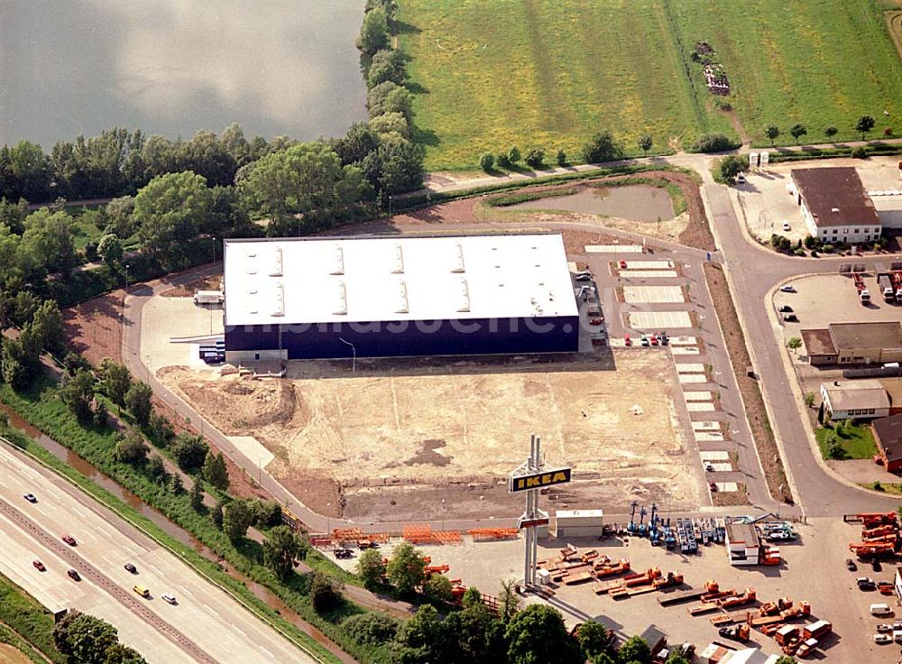 Bremen - Brinkum aus der Vogelperspektive: IKEA-Lagergebäude an der Autobahn A1/E22 in Brinkum-Nord.