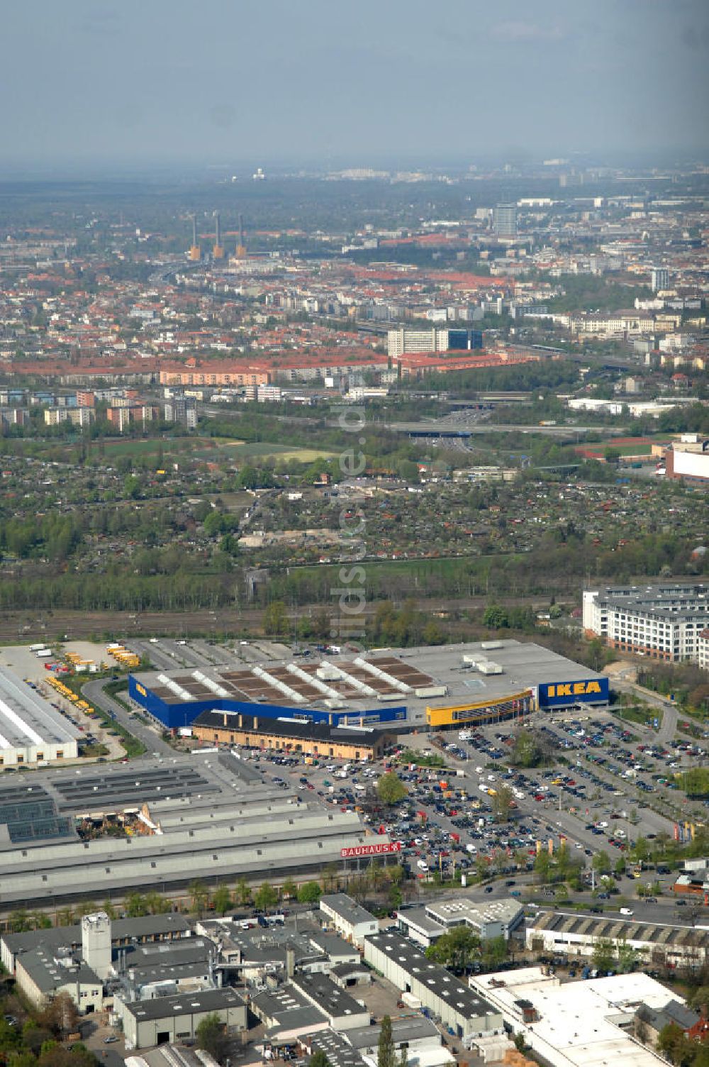 Berlin aus der Vogelperspektive: IKEA Möbelhaus / furniture store Berlin-Tempelhof