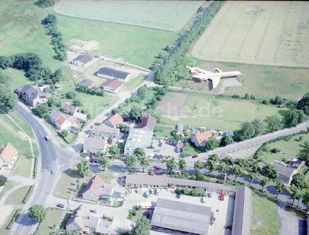 Luftbild Brusendorf bei Mittenwalde / Brandenburg - IL 62 der ehem INTERFLUG auf dem Dorfplatz von Brusendorf bei Mittenwalde in Brandenburg.