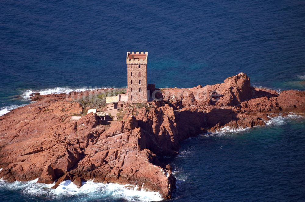 Luftbild Saint-Raphael - Ile d'Or goldene Insel vor dem Strand Le Dramont an der Cote d'Azur in Frankreich