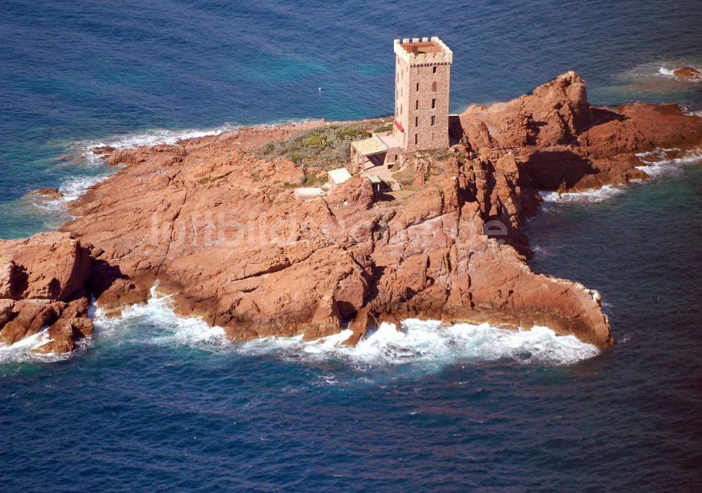 Luftaufnahme Saint-Raphael - Ile d'Or goldene Insel vor dem Strand Le Dramont an der Cote d'Azur in Frankreich