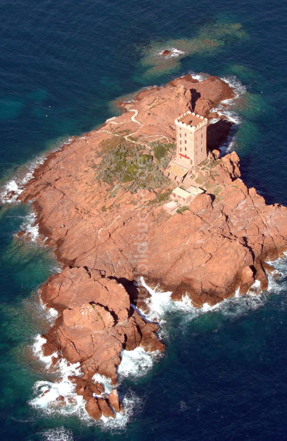 Luftaufnahme Saint-Raphael - Ile d'Or goldene Insel vor dem Strand Le Dramont an der Cote d'Azur in Frankreich