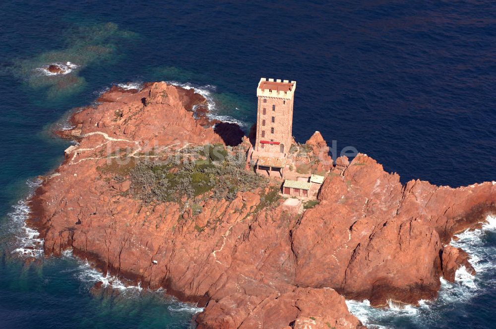 Saint-Raphael von oben - Ile d'Or goldene Insel vor dem Strand Le Dramont an der Cote d'Azur in Frankreich