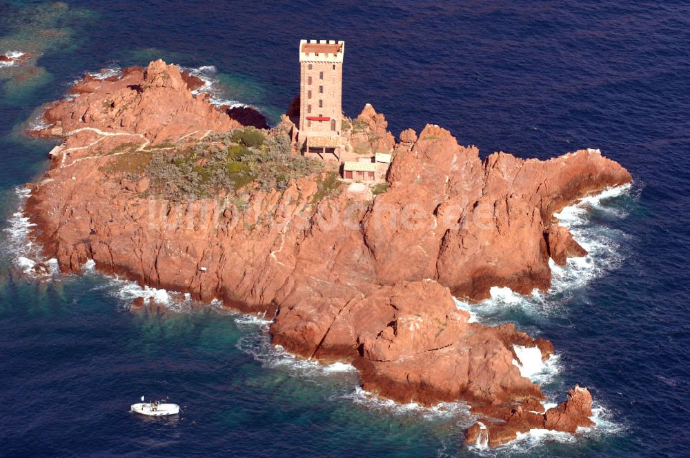 Saint-Raphael aus der Vogelperspektive: Ile d'Or goldene Insel vor dem Strand Le Dramont an der Cote d'Azur in Frankreich