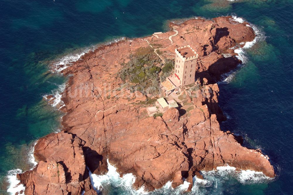 Luftbild Saint-Raphael - Ile d'Or goldene Insel vor dem Strand Le Dramont an der Cote d'Azur in Frankreich