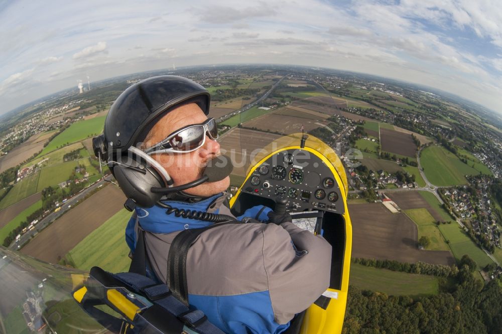 Dortmund von oben - Im Flug befindlicher Gyrocopter mit der Kennung D-MCMD über dem Stadgebiet von Dortmund im Bundesland Nordrheinwestfalen