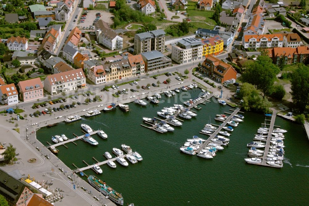 Luftbild Waren (Müritz) - Im-jaich Stadthafen in Waren (Müritz) im Bundesland Mecklenburg-Vorpommern