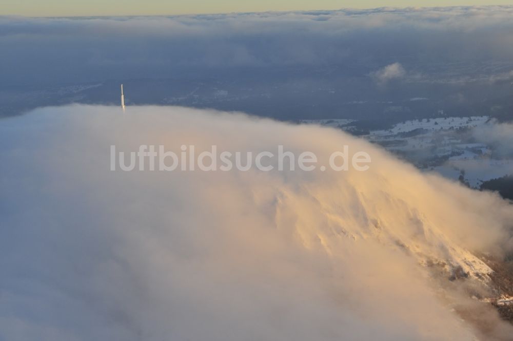 Puy de Dome von oben - Im Sonnenuntergang mit Hochnebel verhüllter Vulkan Berg Puy-de-Dome mit aus dem Nebel ragender Sende- Antenne und dem Temple de Mercure in der Provinz Auvergne in Frankreich