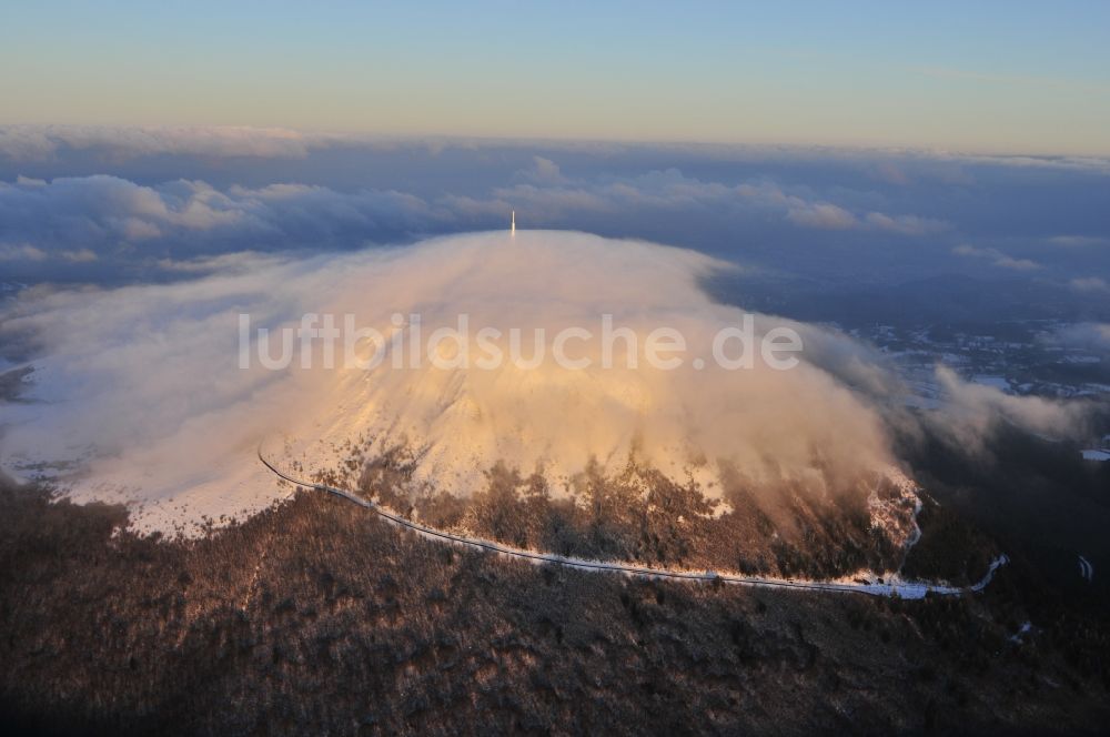 Puy de Dome aus der Vogelperspektive: Im Sonnenuntergang mit Hochnebel verhüllter Vulkan Berg Puy-de-Dome mit aus dem Nebel ragender Sende- Antenne und dem Temple de Mercure in der Provinz Auvergne in Frankreich