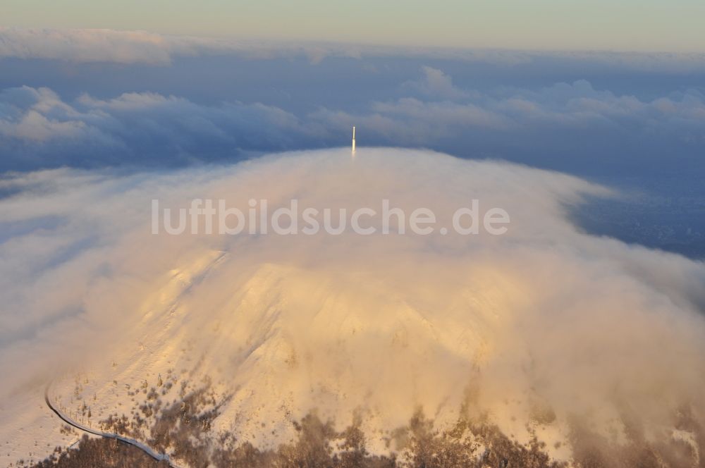 Luftbild Puy de Dome - Im Sonnenuntergang mit Hochnebel verhüllter Vulkan Berg Puy-de-Dome mit aus dem Nebel ragender Sende- Antenne und dem Temple de Mercure in der Provinz Auvergne in Frankreich