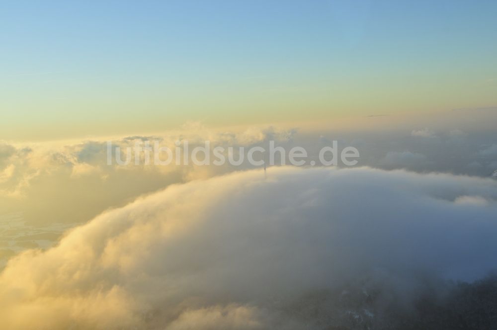 Luftaufnahme Puy de Dome - Im Sonnenuntergang mit Hochnebel verhüllter Vulkan Berg Puy-de-Dome mit aus dem Nebel ragender Sende- Antenne und dem Temple de Mercure in der Provinz Auvergne in Frankreich